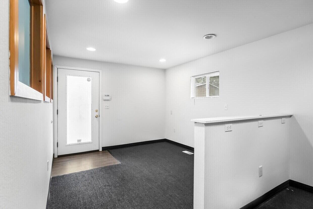 Photo 4 of 909 925 SE 2nd Street