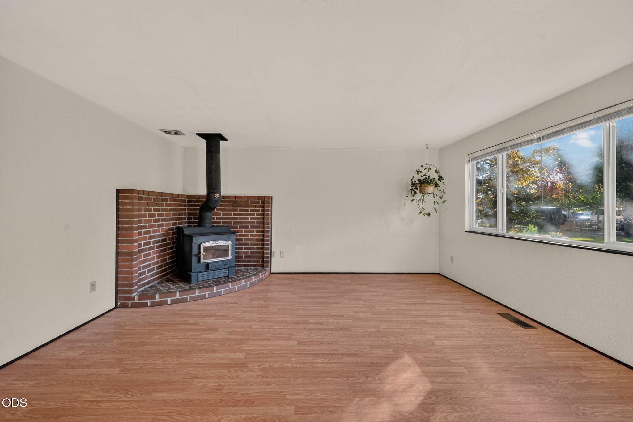 Photo 4 of 231 SE Airpark Drive
