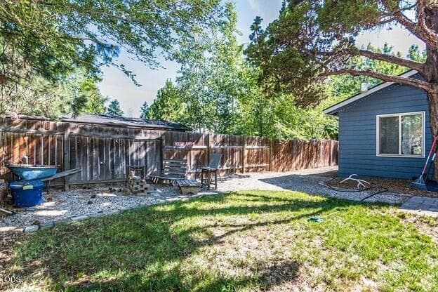 Photo 3 of 475 SE Douglas Street