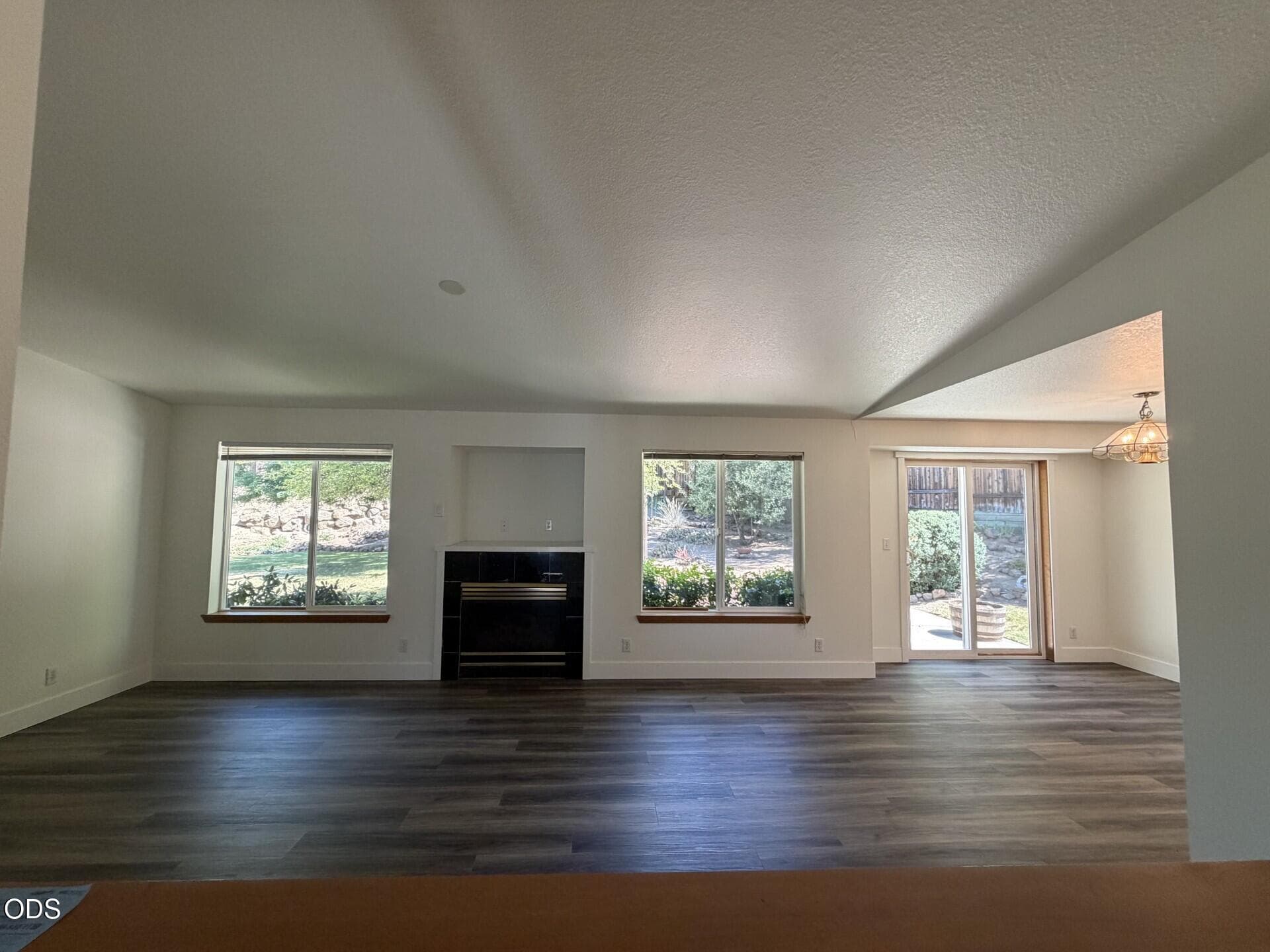 Photo 3 of 1522 NE Locksley Drive