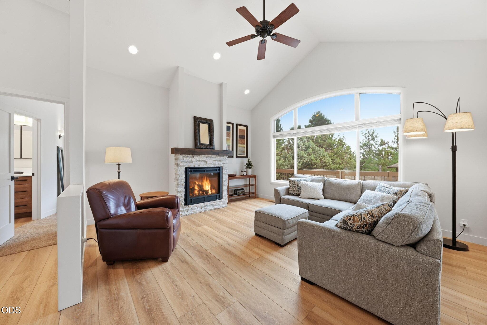 Photo 4 of 1287 NW City Heights Drive