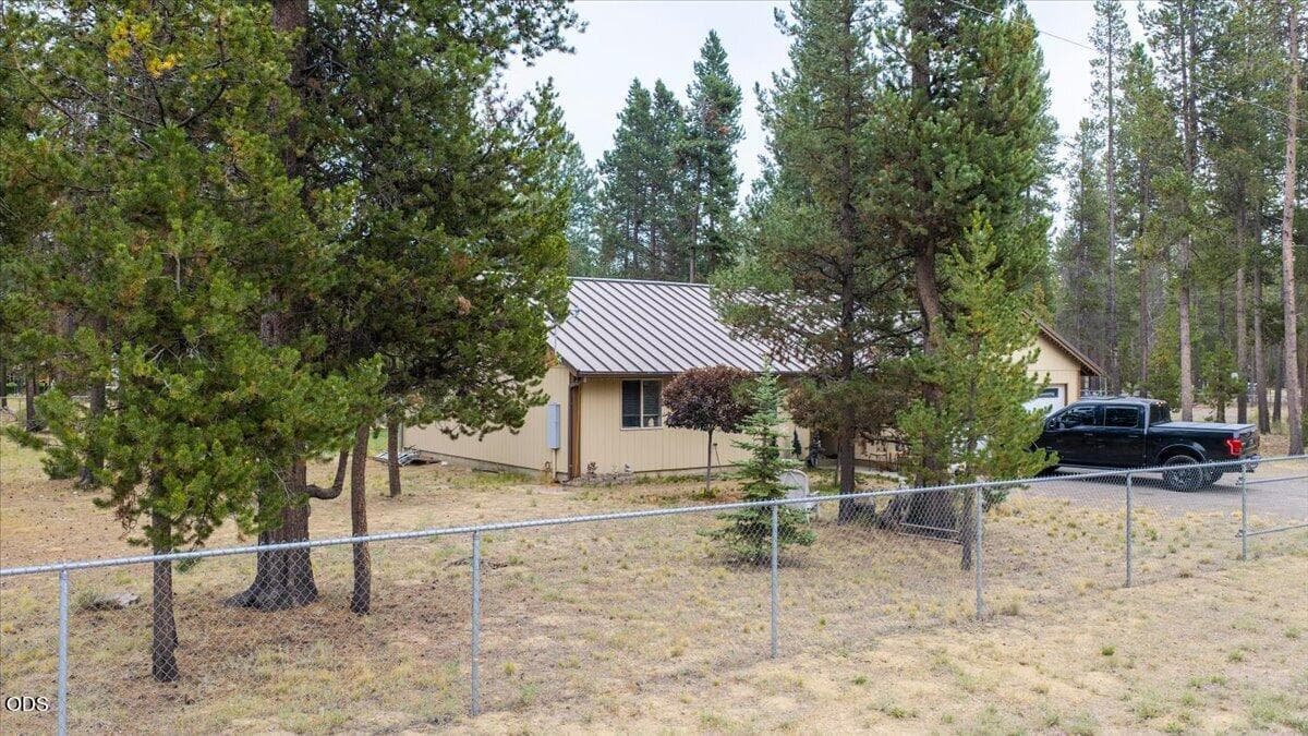 Photo 3 of 54690 Pinewood Avenue