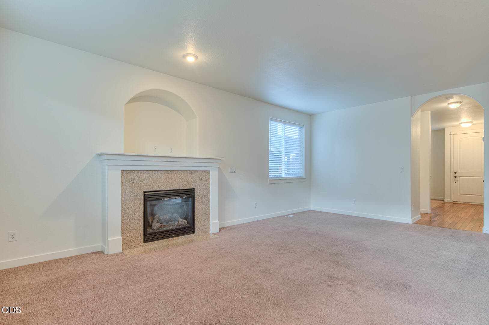 Photo 3 of 828 NE Locksley Drive